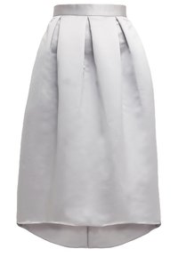 Jupe en satin argentée taille haute, longueur genou avec plis devant et un ourlet légèrement courbé, plus long à l'arrière.