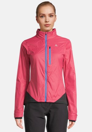 Wasserabweisende pinke Jacke mit hohem Kragen, blauem Reißverschluss und einer mit Reißverschluss versehenen Brusttasche; zeichnet sich durch ein tailliertes Design und leichten Stoff aus.