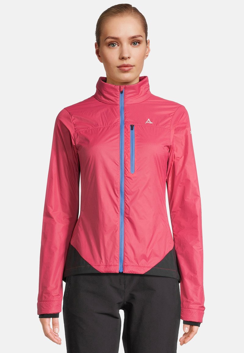 Waterdichte roze jas met een hoge kraag, blauwe rits en een ritszak aan de borst; heeft een getailleerd ontwerp en lichtgewicht stof.