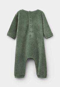 Olivengrüner, weicher Stoff-Jumpsuit mit langen Ärmeln, Rundhalsausschnitt und Knopfverschluss im Rücken. Lockere Passform mit einem leichten Schritt-Design.