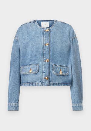 Φωτεινό γαλάζιο κοντό τζιν μπουφάν με στρογγυλή λαιμόκοψη, μακριά μανίκια, χρυσά κουμπιά στο μπροστινό μέρος και πλαϊνές τσέπες με κουμπιά.