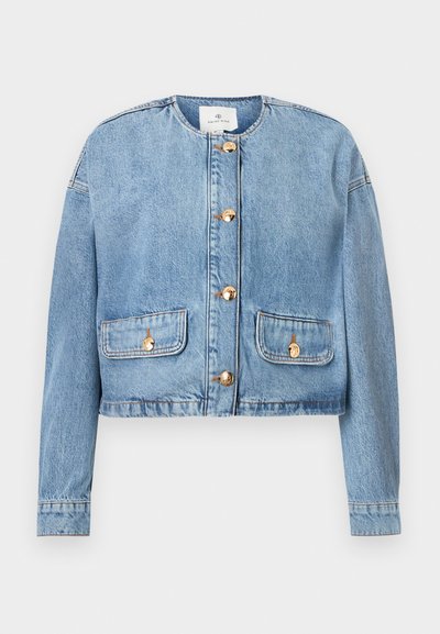 Φωτεινό γαλάζιο κοντό τζιν μπουφάν με στρογγυλή λαιμόκοψη, μακριά μανίκια, χρυσά κουμπιά στο μπροστινό μέρος και πλαϊνές τσέπες με κουμπιά.
