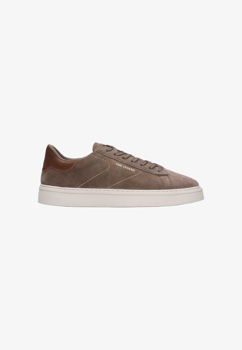 Baskets basses en daim marron avec semelle blanche, lacets à l'avant et détail marron au talon, avec logo PME Legend sur le côté.