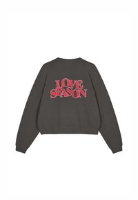 Šedá oversize mikina s krátkým střihem a potiskem na přední straně s nápisem "LOVE SEASON" ve výrazném červeném provedení. Měkká textura, žebrované manžety.