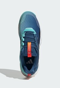 Sotilaallinen sininen ja teal urheilukenkä, jossa hänen verkkomateriaalista yläosa, pehmustettu nilkkareuna ja oranssi korostustagi. Varustettu valkoisella kumipohjalla ja teksturoiduilla yksityiskohdilla.