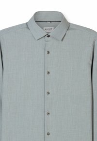 Lichtgrijs overhemd met knopen, voorzien van een klassieke kraag, gelijkmatig geplaatste knopen en een gestructureerde stof met een subtiel patroon langs de schouder.