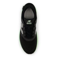 Zwarte sportschoen met een bovenwerk van mesh, zilveren accenten en een groene schuimzool. Beschikt over veters en "Fresh Foam" branding op de binnenzool.