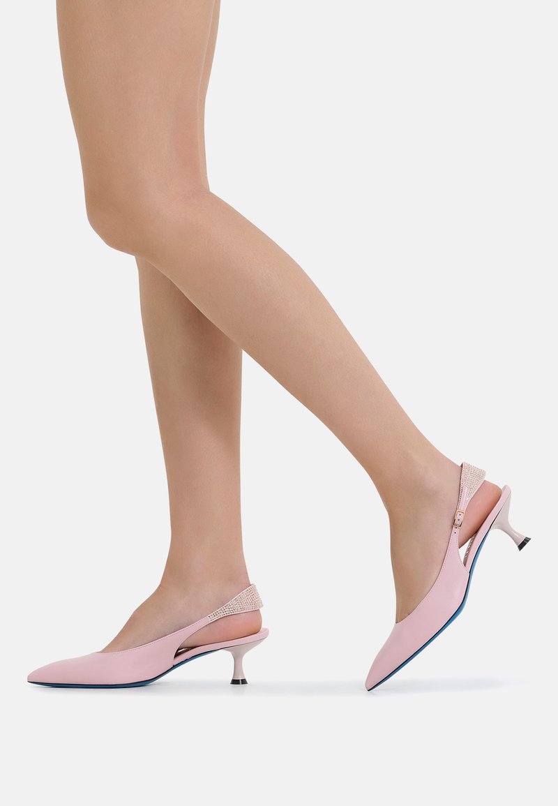 Tacchi a punta rosa con cinturino slingback, dotati di una fascia testurizzata e di un piccolo tacco kitten. Pelle liscia e suola blu a contrasto.
