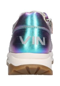 Mí multicolorní tenisky s lesklým holografickým svrškem a robustní bílou podrážkou. Na patě je výrazným šedým písmem napsáno "VIN".