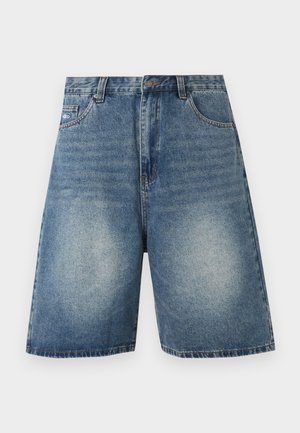 Short en jean bleu longueur genou avec bouton sur le devant, fermeture éclair, passants pour ceinture et deux poches latérales.