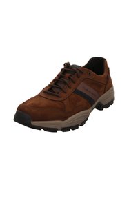 Braune Leder-Sneaker mit einer Wildleder-Oberfläche, ausgestattet mit einem dunkelblauen Streifen, Schnürdesign und einer kräftigen beigefarbenen Gummisohle.