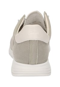 Baskets en toile grises avec une tige texturée, semelle en caoutchouc blanche et un accent beige lisse au talon, présentant des détails de couture minimalistes.