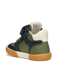 Sneakers alte con tomaia sintetica verde e blu navy, dettagli beige, suola in gomma testurizzata e chiusura con strap in Velcro.