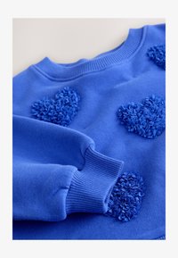 Valimata, blue hearts