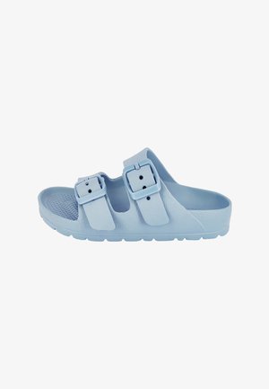 Hellblaue offene Zehen-Sandale mit zwei verstellbaren Schnallenriemen und strukturiertem Fußbett vor weißem Hintergrund.