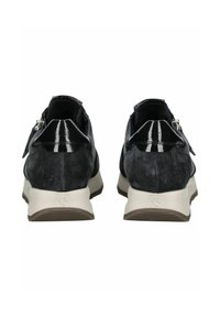 Sneakers in suede nero e pelle lucida con suola in gomma grigia, caratterizzati da una texture liscia e un dettaglio con zip sul retro.