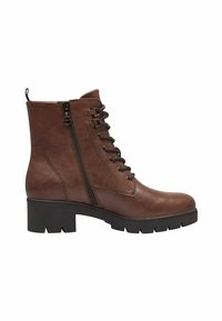 Botas de tobillo de cuero marrón con un tacón negro grueso, que cuentan con cordones y una cremallera exterior para el cierre, además de un detailing de superficie texturizada.