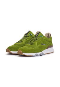 Sneaker verde in suede con finitura texturizzata, suola in gomma bianca e dettagli marroni. Presentano un design con lacci e un colletto imbottito.