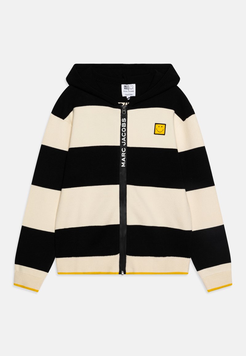 Cardigan a righe in nero e crema con zip frontale, cappuccio e una toppa a forma di faccina sorridente gialla. Presenta dettagli gialli sui polsini e sull'orlo.
