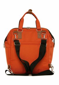 Bolsa de tela naranja con dos asas superiores y una correa negra ajustable, cuenta con herrajes metálicos y cierre con cremallera. Textura suave, forma rectangular.