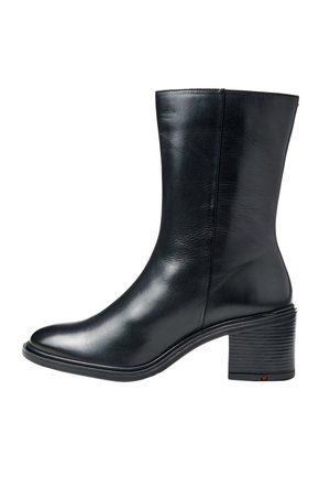 Botte en cuir noire mi-mollet avec bout arrondi et talon bloc empilé sur fond blanc.