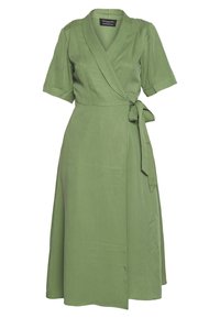 Abito avvolgente verde in tessuto leggero, con maniche corte, scollatura a V, cintura con fiocco e gonna fino al ginocchio. Texture liscia.