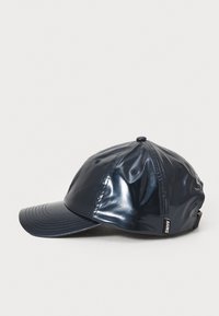 Casquette brillante bleu marine en matériau lustré, avec un bord incurvé, des accents cousus et une sangle réglable à l'arrière.