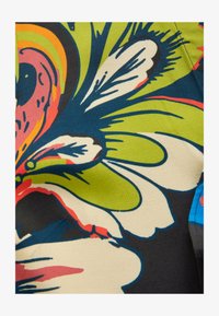 Sélectionné, black floral placement print