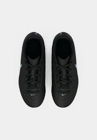 Μαύρα αθλητικά παπούτσια με υφασμένο επάνω μέρος, που διαθέτουν λείο, στρογγυλεμένο σχέδιο, μπλε λογότυπο Nike και παραδοσιακό κλείσιμο με κορδόνια.