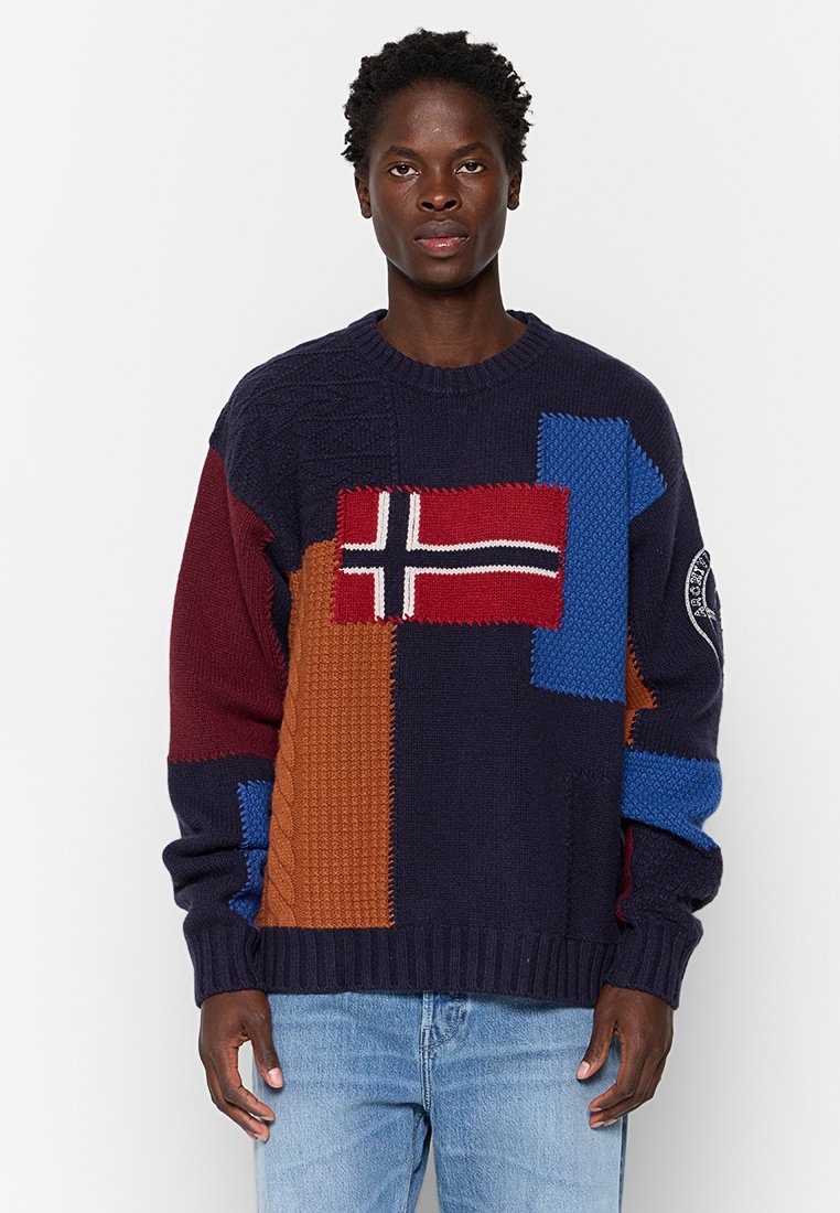 Suéter de punto con diseño de patchwork en Navy, burdeos, naranja y azul, con una bandera de Noruega y acentos texturizados. Puños y dobladillo de canalé.