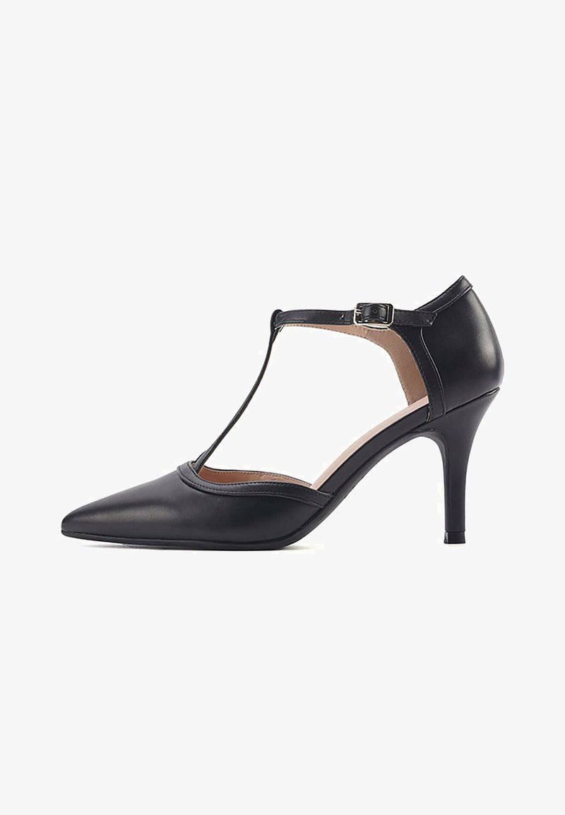 Schwarzer Leder-High-Heel-Schuh mit spitzem Zehenbereich, T-Riemen-Design und einstellbarem Knöchelriemen. Glatte Textur und elegante Silhouette.