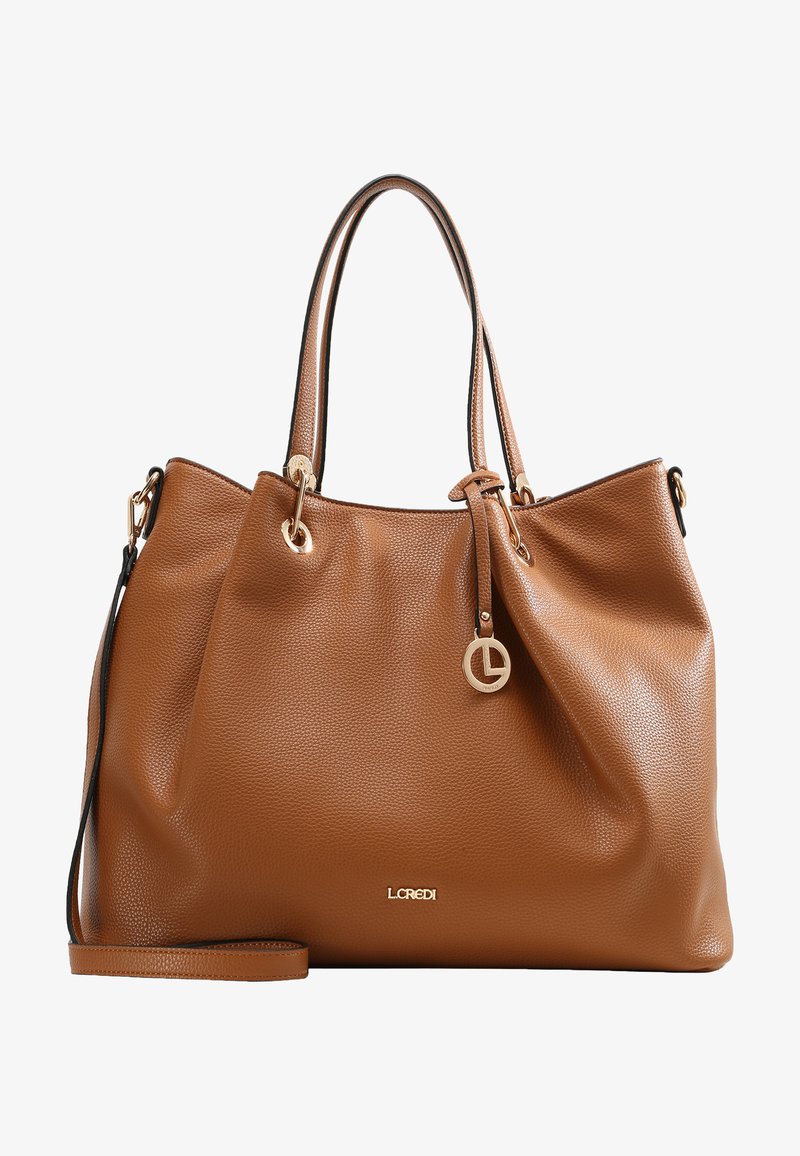 Bruine leren tote bag met een geperforeerde structuur, dubbele handgrepen, een verwijderbare schouderriem, gouden hardware en een logo op de voorkant.
