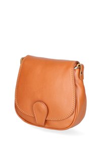 Borsa a tracolla in pelle marrone con forma arrotondata, dettagli cuciti e patta ripiegata. Dotata di chiusura a bottone e una piccola tracolla.
