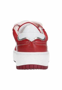 Rode leren sneaker met een witte zool, textuuraccenten en een zachte voering. Achteraanzicht toont een afgerond ontwerp en minimale hardwaredetails.