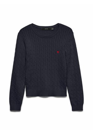 Granatowy sweter z dzianiny z teksturowanym wzorem w warkocze, z małym czerwonym sercem wyhaftowanym na klatce piersiowej oraz ściągaczami przy mankietach i dole.