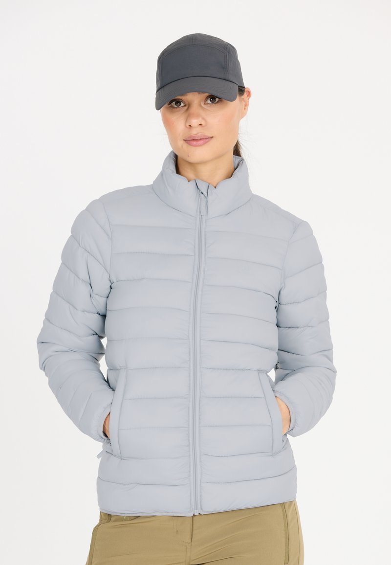 Hellgraue Pufferjacke mit hohem Kragen, vertikalen Nähten und Reißverschluss. Verfügt über Seitentaschen und eine glatte Textur.
