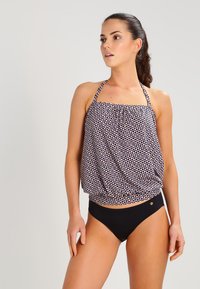 Gemusterte Tankini-Oberteile mit dreieckigem Design in Marineblau, Pink und Weiß; mit verstellbaren Trägern und lockerer Passform; kombiniert mit schwarzen Unterteilen.