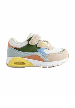 Kindersneaker met beige, groen, blauw en gele accenten, klittenbandsluiting, mesh bovenwerk, gevoerde zool en hiel met luchtkussen.