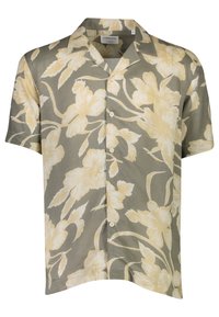 Camisa de manga corta en verde oliva con un gran patrón de flores amarillas, con cuello y cierre de botones en el frente. Textura de tela suave y ligera.