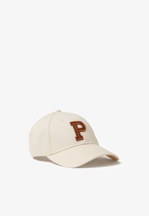 Pet in lichtbeige katoen met een gebogen klep. Voorzien van een bruin geborduurde "P" aan de voorkant. Zesdelig ontwerp met ventilatieoogjes.