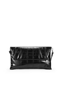 Bolso de mano negro de cuero sintético con textura acolchada y diseño plegable. Incluye una correa ajustable y un acabado suave.