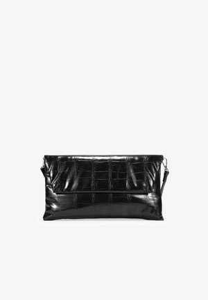 Bolso de mano negro de cuero sintético con textura acolchada y diseño plegable. Incluye una correa ajustable y un acabado suave.