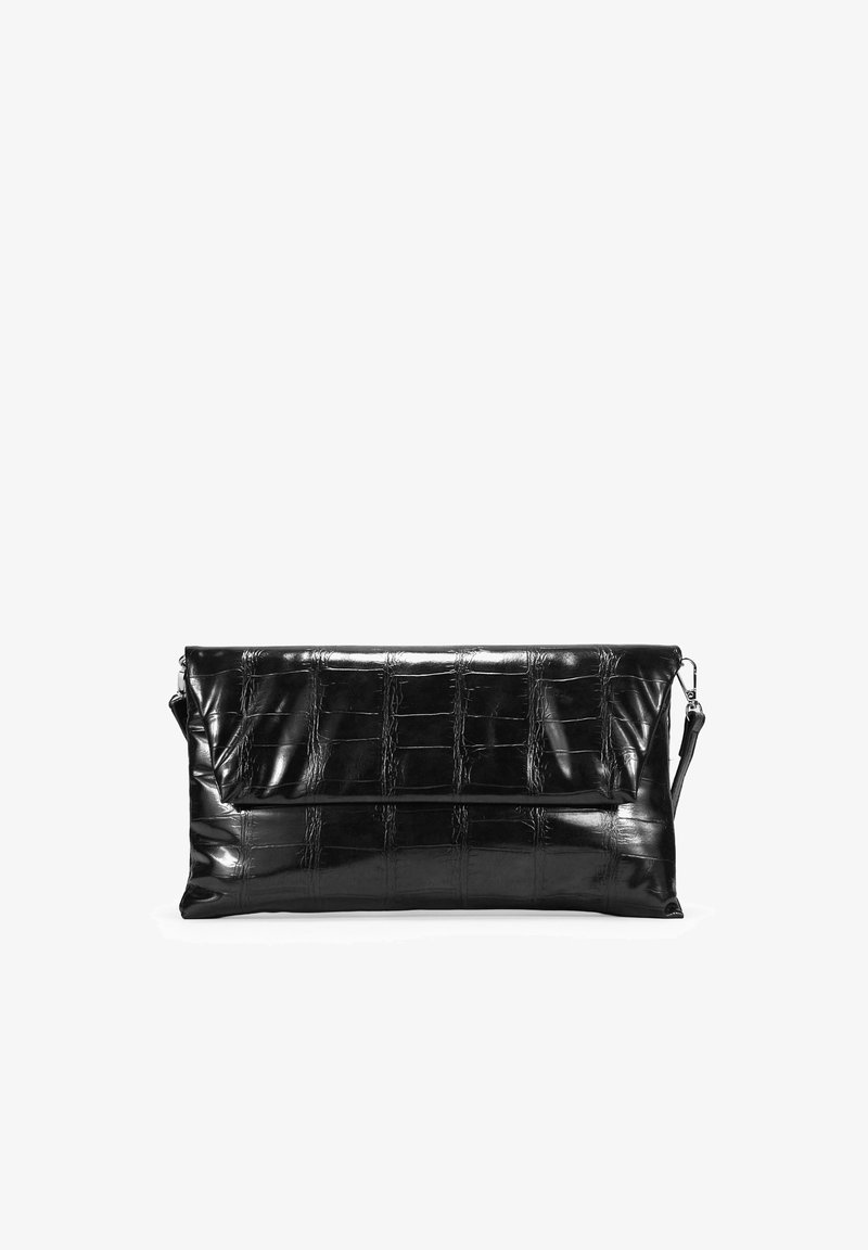 Bolso de mano negro de cuero sintético con textura acolchada y diseño plegable. Incluye una correa ajustable y un acabado suave.