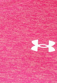 Under Armour TECH TWIST - T-skjorte til trening - rebel pink elixir white