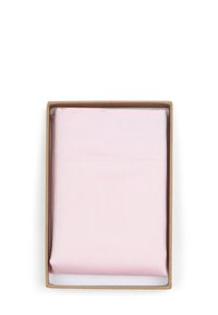 Lichtroze stoffen vierkant netjes gevouwen in een rechthoekige bruine doos. De stof heeft een subtiele textuur en patroon.