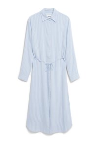 Robe chemise bleu clair avec des rayures verticales blanches, devant à boutons, manches longues et lien à la taille pour ajuster le fit. Texture de tissu lisse.
