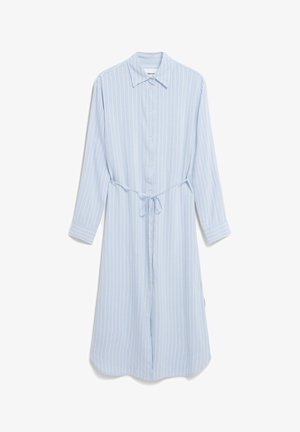 Robe chemise bleu clair avec des rayures verticales blanches, devant à boutons, manches longues et lien à la taille pour ajuster le fit. Texture de tissu lisse.