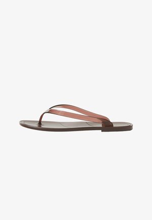 Sandale tongs plate marron avec des fines lanières brillantes et une semelle simple, vue de profil sur fond blanc.
