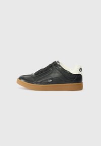 Sapatilha de couro preto com superfície texturada, design com atacadores e colarinho em creme contrastante. Apresenta uma sola de borracha de goma e detalhe do logotipo na lateral.