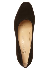 Chaussure plate pour femme en daim noir avec bout carré et semelle intérieure beige portant la marque « Peter Kaiser ».